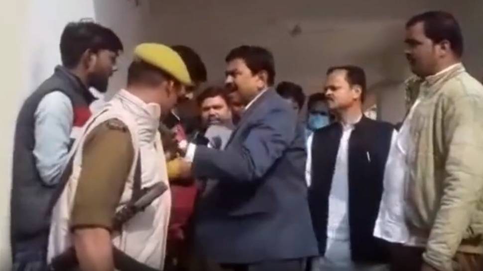 गृह राज्यमंत्री अजय मिश्रा टेनी भड़के पत्रकार के सवाल पर, दी धक्का-मुक्की कर गाली