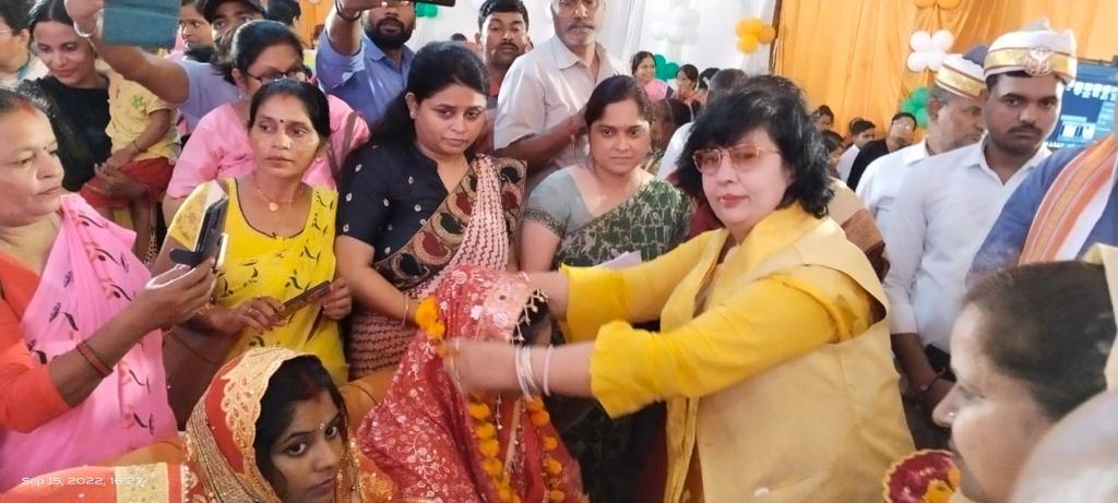 राज्य मंत्री ने टाउनहाल में प्रदर्शनी एवं लाभार्थियों व आंगनबाड़ी कार्यत्रियों के साथ संवाद किया।