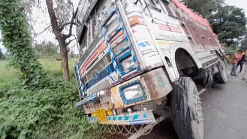 ‘पैसों से भरा ट्रक’ कीचड़ में धंसा, गिरने लगी सड़क पर नोटों की कतरन, पहुंच गई खबर मिलते ही RBI की टीम