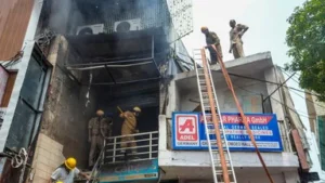 लखनऊ में फिर लगी भीषण आग, जूते की दुकान जलकर खाक, आसपास की इमारतें खाली कराई गईं